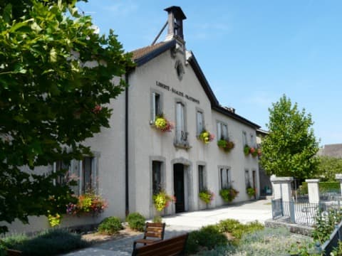Loueur de bennes Cervens